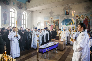 Епископ Волгодонский и Сальский Корнилий совершил чин отпевания. п.Целина. 25.12.2014 г.