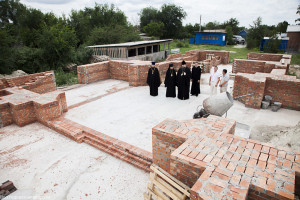 Епископ Корнилий совершил визит на место строительства храма в честь святителя Николая Чудотворца в хуторе Рябичев.