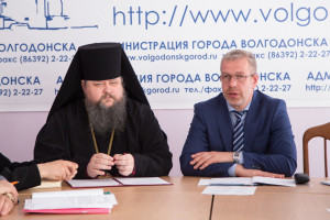 11 мая 2016 г. Глава Волгодонской епархии епископ Волгодонский и Сальский Корнилий принял участие в совещании по завершению строительства храмового комплекса.