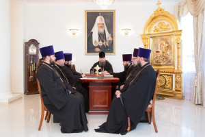 Глава Волгодонской епархии епископ Волгодонский и Сальский Корнилий возглавил совещание. 17 мая 2016 года.