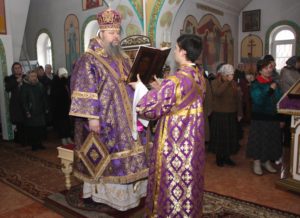Епископ Корнилий отслужил литургию преждеосвященных даров в храме Василия Блаженного в Волгодонске
