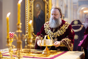 В день своего тезоименитства митрополит Меркурий совершил Божественную литургию в Ростовском кафедральном соборе