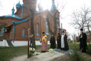 Глава Донской митрополии совершил литию на месте погребения протоиерея Петра Пневского
