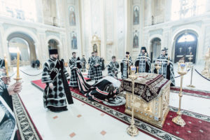 В Ростовском кафедральном соборе Рождества Пресвятой Богородицы совершена вечерня с выносом Плащаницы Спасителя