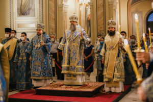 Глава Донской митрополии совершил всенощное бдение в Ростовском кафедральном соборе Рождества Пресвятой Богородицы
